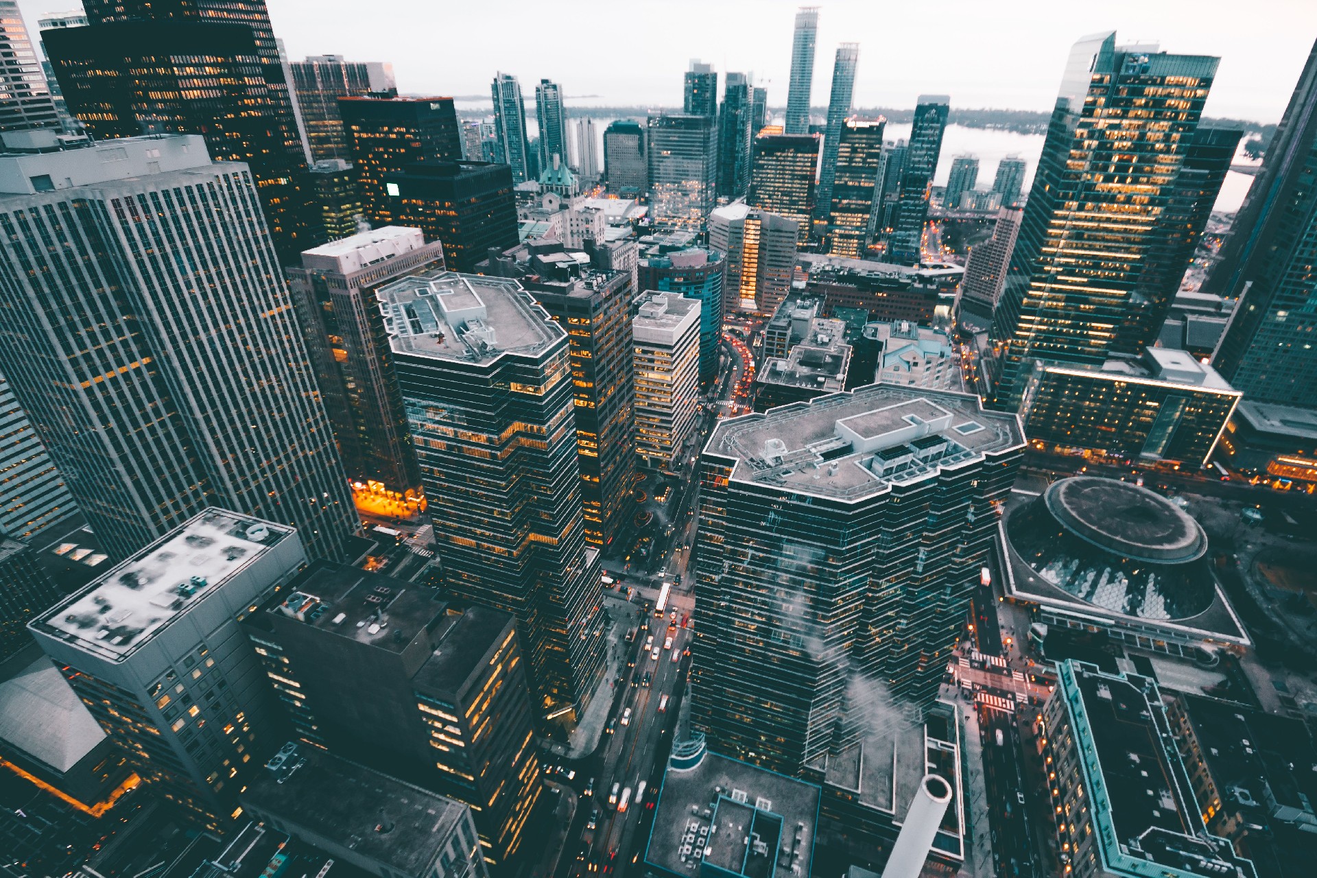5G网络技术与智能建筑通信概念图